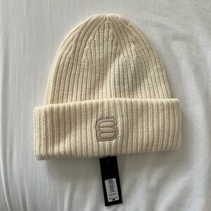 BNWT super puff knit beanie